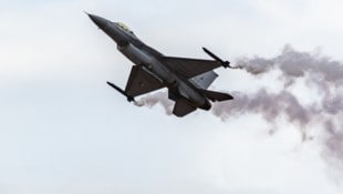 Der spanische F/A-18 Hornet-Jet führte bei der Flugschau in Gijón einen sehr riskanten Tiefflug ...