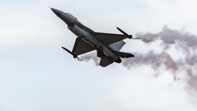 Der spanische F/A-18 Hornet-Jet führte bei der Flugschau in Gijón einen sehr riskanten Tiefflug ...