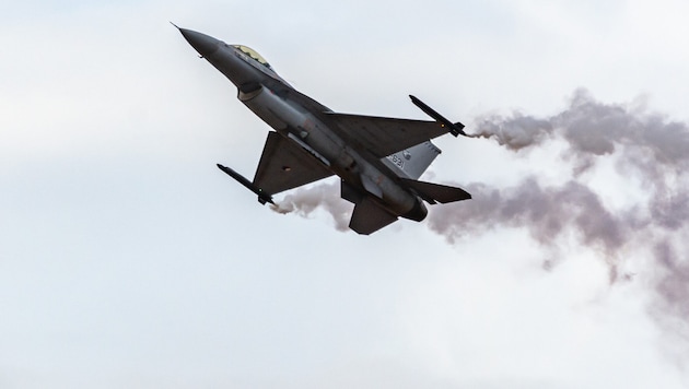 Der spanische F/A-18 Hornet-Jet führte bei der Flugschau in Gijón einen sehr riskanten Tiefflug ...