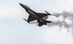 Der spanische F/A-18 Hornet-Jet führte bei der Flugschau in Gijón einen sehr riskanten Tiefflug ...