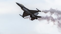 Der spanische F/A-18 Hornet-Jet führte bei der Flugschau in Gijón einen sehr riskanten Tiefflug ...