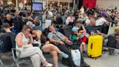 Menschen am internationalen Flughafen Sheremetyevo am Stadtrand von Moskau warten auf ihre ...