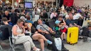 Menschen am internationalen Flughafen Sheremetyevo am Stadtrand von Moskau warten auf ihre ...