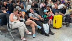 Menschen am internationalen Flughafen Sheremetyevo am Stadtrand von Moskau warten auf ihre ...