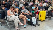 Menschen am internationalen Flughafen Sheremetyevo am Stadtrand von Moskau warten auf ihre ...