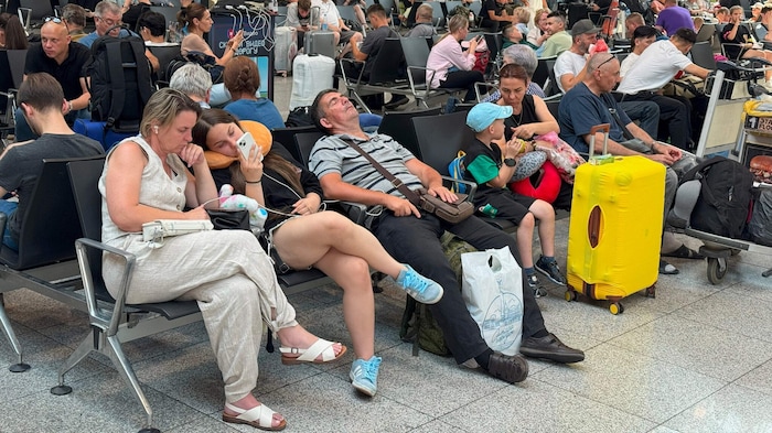 Menschen am internationalen Flughafen Sheremetyevo am Stadtrand von Moskau warten auf ihre ...