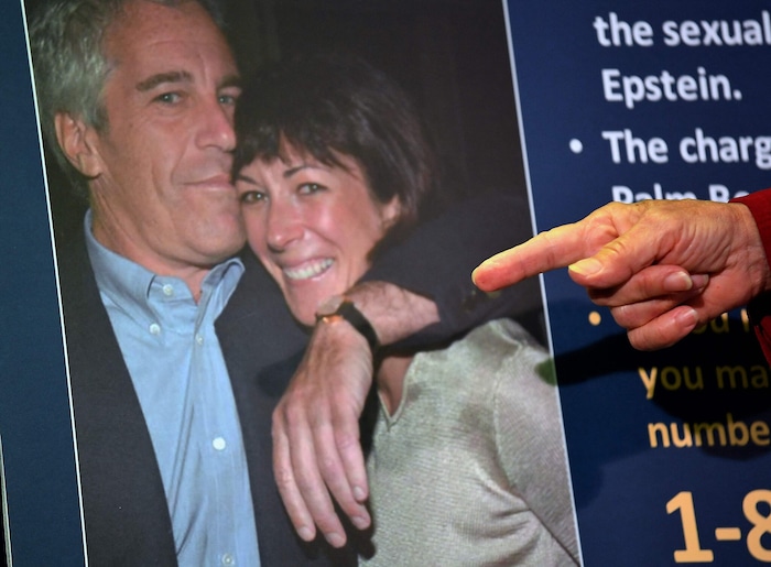 Ghislaine Maxwell sitzt in den USA in Haft, weil sie Epstein half, Mädchen dem sexuellen ...