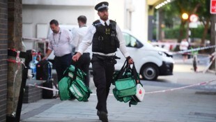 Am Tatort trafen Polizei und Rettungskräfte auf vier Männer mit Stichverletzungen.