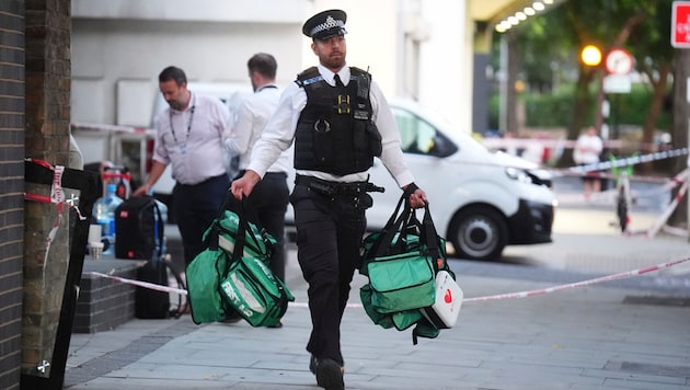 Am Tatort trafen Polizei und Rettungskräfte auf vier Männer mit Stichverletzungen.
