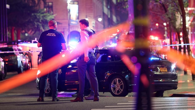 Polizisten nach den Schüssen in dem New Yorker Wolkenkratzer.