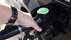 Benzin und Diesel waren im Juni um gut zwei Prozent teurer als im Mai.