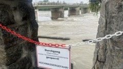 In Schärding wird der Hochwasserschutz vorsorglich aufgebaut, in Steyr wird der Ennskai geräumt