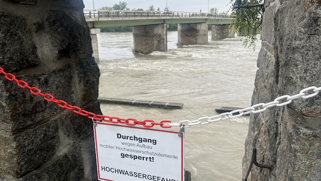 In Schärding wird der Hochwasserschutz vorsorglich aufgebaut, in Steyr wird der Ennskai geräumt