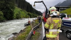 Mittels Kran wurde der Porsche aus dem Fluss geborgen.