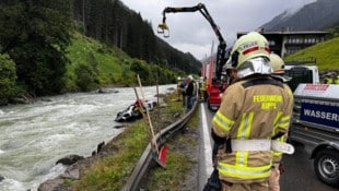 Mittels Kran wurde der Porsche aus dem Fluss geborgen.