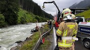 Mittels Kran wurde der Porsche aus dem Fluss geborgen.