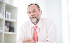 Josef Schellhorn (NEOS) will unter anderem die Lohnverrechnung einfacher machen.