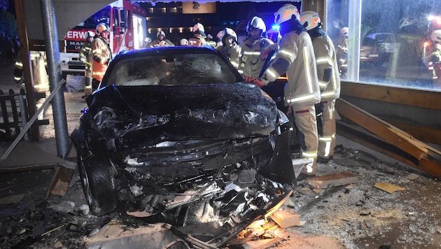 Der komplett demolierte Pkw in der Garage