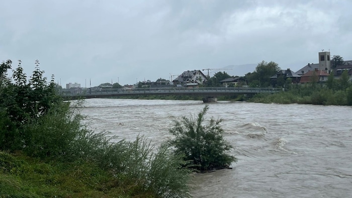 So sieht die Salzach in Hallein um 9 Uhr am Dienstagvormittag aus.