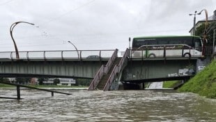 Die Salzach hat im Gebiet der Stadt Salzburg die Warngrenze überschritten. 