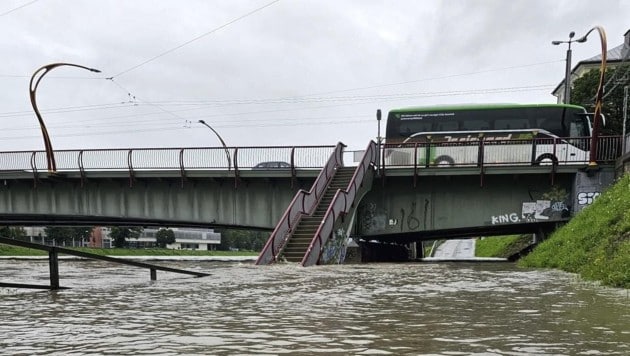 Die Salzach hat im Gebiet der Stadt Salzburg die Warngrenze überschritten. 
