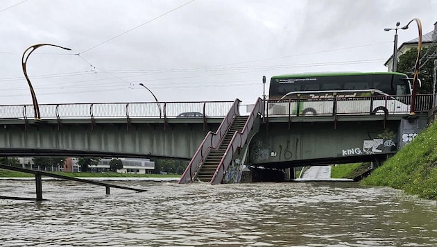 Die Salzach hat im Gebiet der Stadt Salzburg die Warngrenze überschritten.