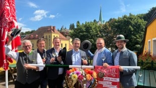 Die Wiener FPÖ überreicht dem Weinbauverein Neustift eine ordentliche Spende. 