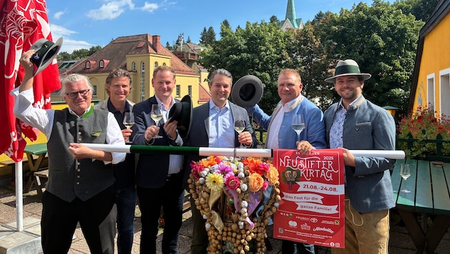 Die Wiener FPÖ überreicht dem Weinbauverein Neustift eine ordentliche Spende.