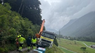 Das Fahrzeug wurde mittels Telekran wieder auf den Forstweg gehoben.