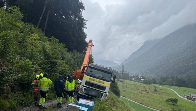 Das Fahrzeug wurde mittels Telekran wieder auf den Forstweg gehoben.