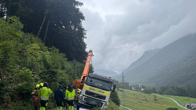 Das Fahrzeug wurde mittels Telekran wieder auf den Forstweg gehoben.