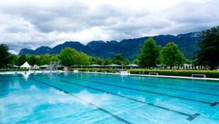 Dunkle Wolken über dem Freibad in den Rheinauen