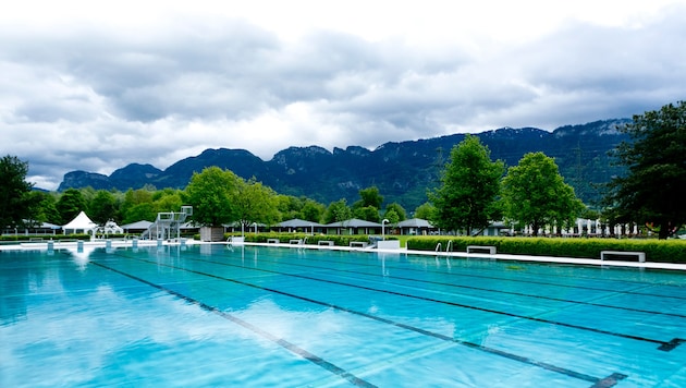 Dunkle Wolken über dem Freibad in den Rheinauen