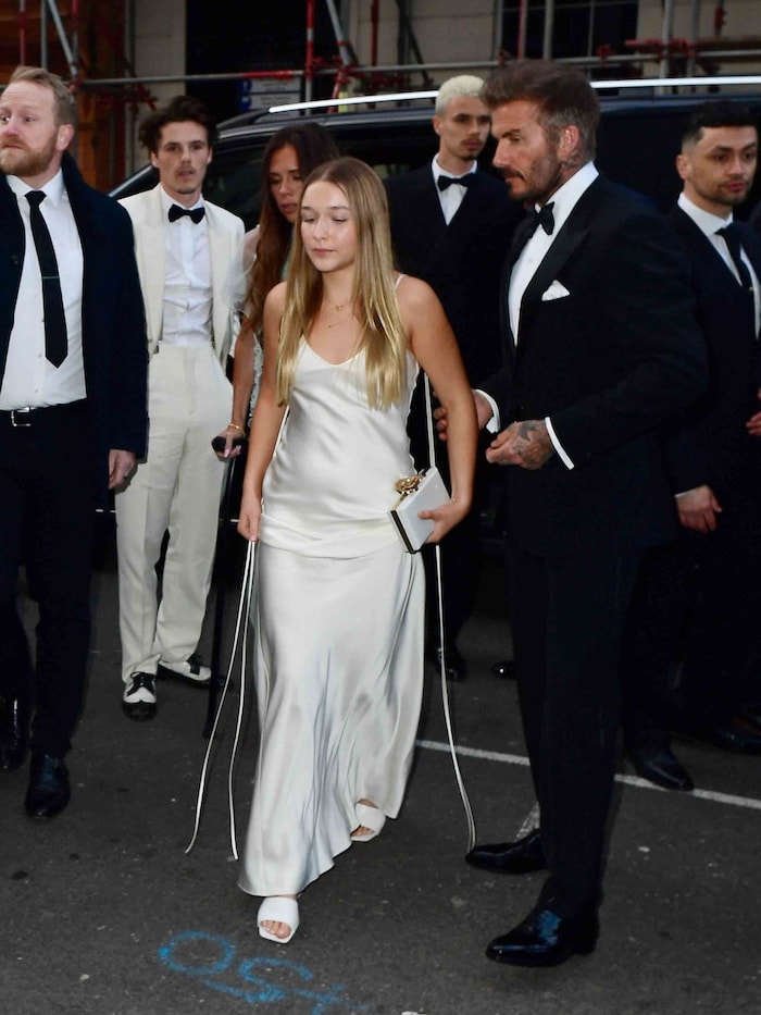 Als Accessoire trug Harper bei der Feier des 50. Geburtstages ihrer Mutter eine elegante weiße ...