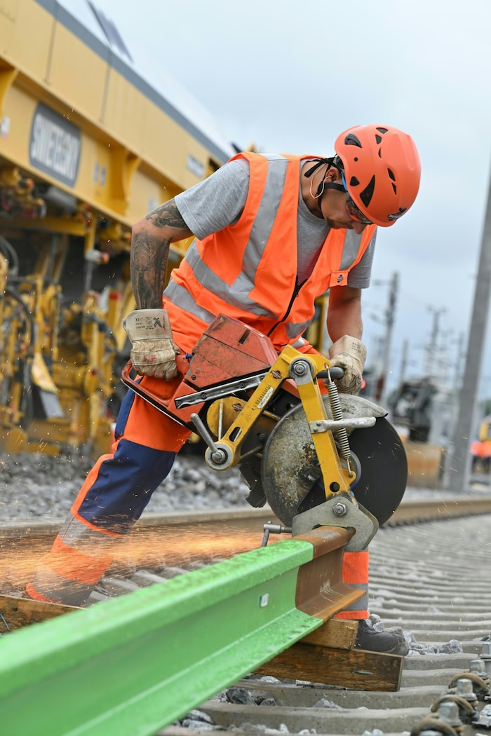 Die erste „grüne“ Schiene wurde jetzt am Bahnhof in Linz verlegt.