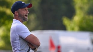 GAK-Coach Ferdl Feldhofer sieht einem US-Verteidiger auf die Beine.