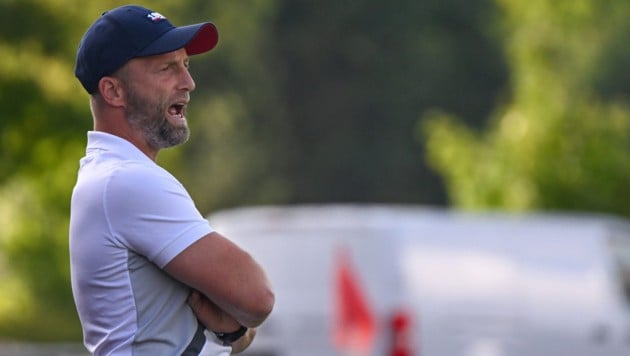 GAK-Coach Ferdl Feldhofer sieht einem US-Verteidiger auf die Beine.