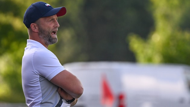GAK-Coach Ferdl Feldhofer sieht einem US-Verteidiger auf die Beine.