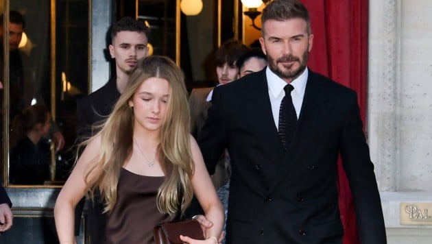 Harper Beckham – hier mit Papa David – ist längst Stammgast bei der Paris Fashion Week und zeigt ...
