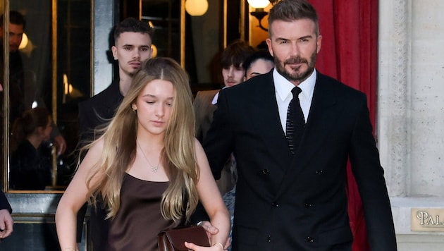 Harper Beckham – hier mit Papa David – ist längst Stammgast bei der Paris Fashion Week und zeigt ...