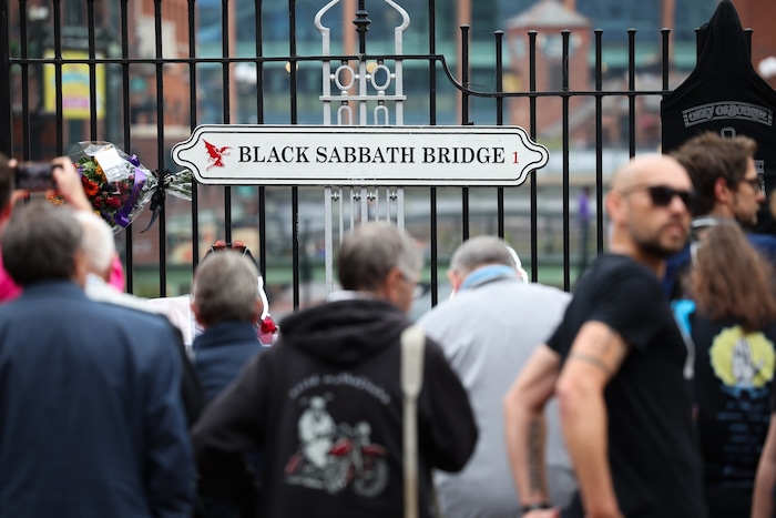 Der Trauerzug wird an der Black Sabbath Bridge Halt machen.