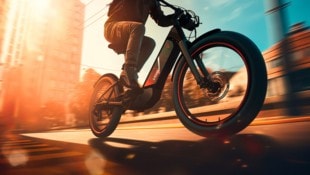 E-Bikes werden immer stärker und leiser, aber die Lenker sind damit zunehmend überfordert.