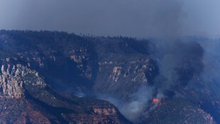 Die Flammen im Nationalpark bedrohen auch historische Bauwerke.