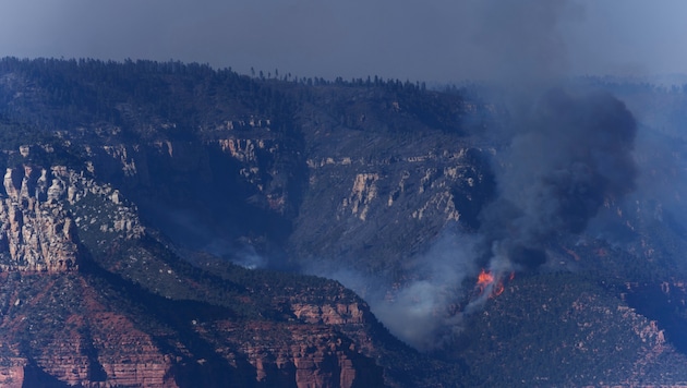 Die Flammen im Nationalpark bedrohen auch historische Bauwerke.