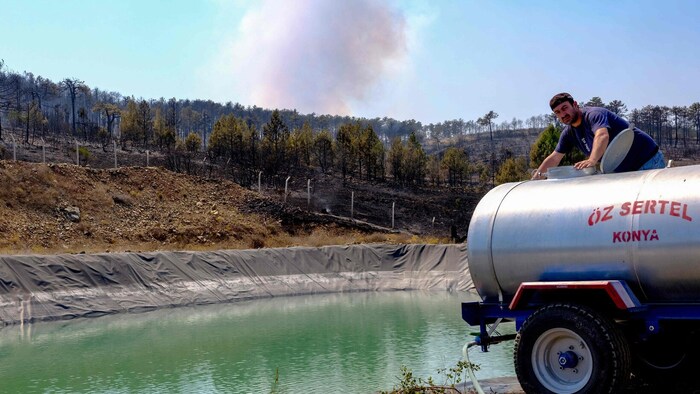 Am Montag breiteten sich bei Bursa zwei Feuer unkontrolliert aus.