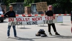 Demonstranten stehen mit Protestschildern vor dem Tiergarten Nürnberg.