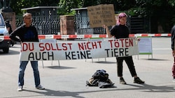 Demonstranten stehen mit Protestschildern vor dem Tiergarten Nürnberg.