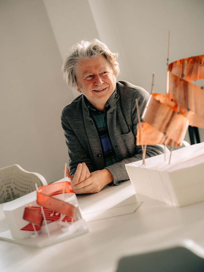 Johann Moser mit EXPO-Modell im Wiener Büro