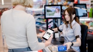 Die Handelskette will mit digitalen Rechnungen, Pfandbons und Rabattpickerln direkt am ...
