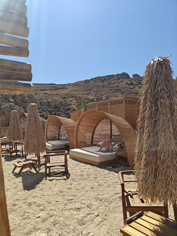 Agrari Beach: Bequeme Liegen sowie Strandkörbe, die Schutz vor Wind bieten, stehen zur Auswahl.
